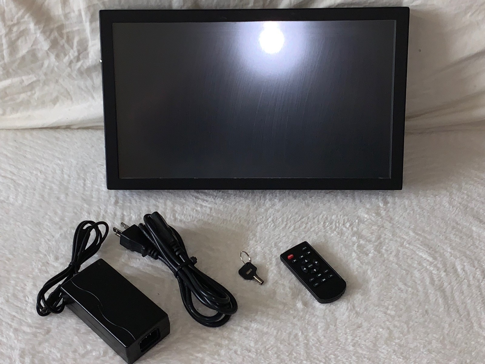 15.6 Touch Interactive LCD Advertising Player Model #: DS-156HDT w/ Pwr & Remote