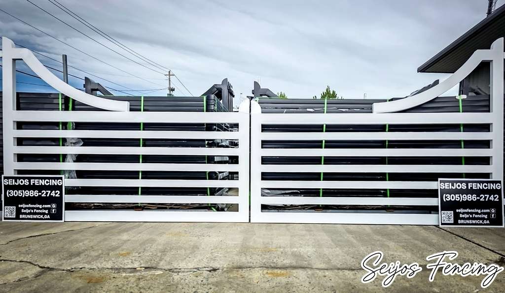 FARM GATES Driveway Entrance Gates available in 14&prime;, 16&prime; 20&prime; and 26&prime; Bi-Swing.