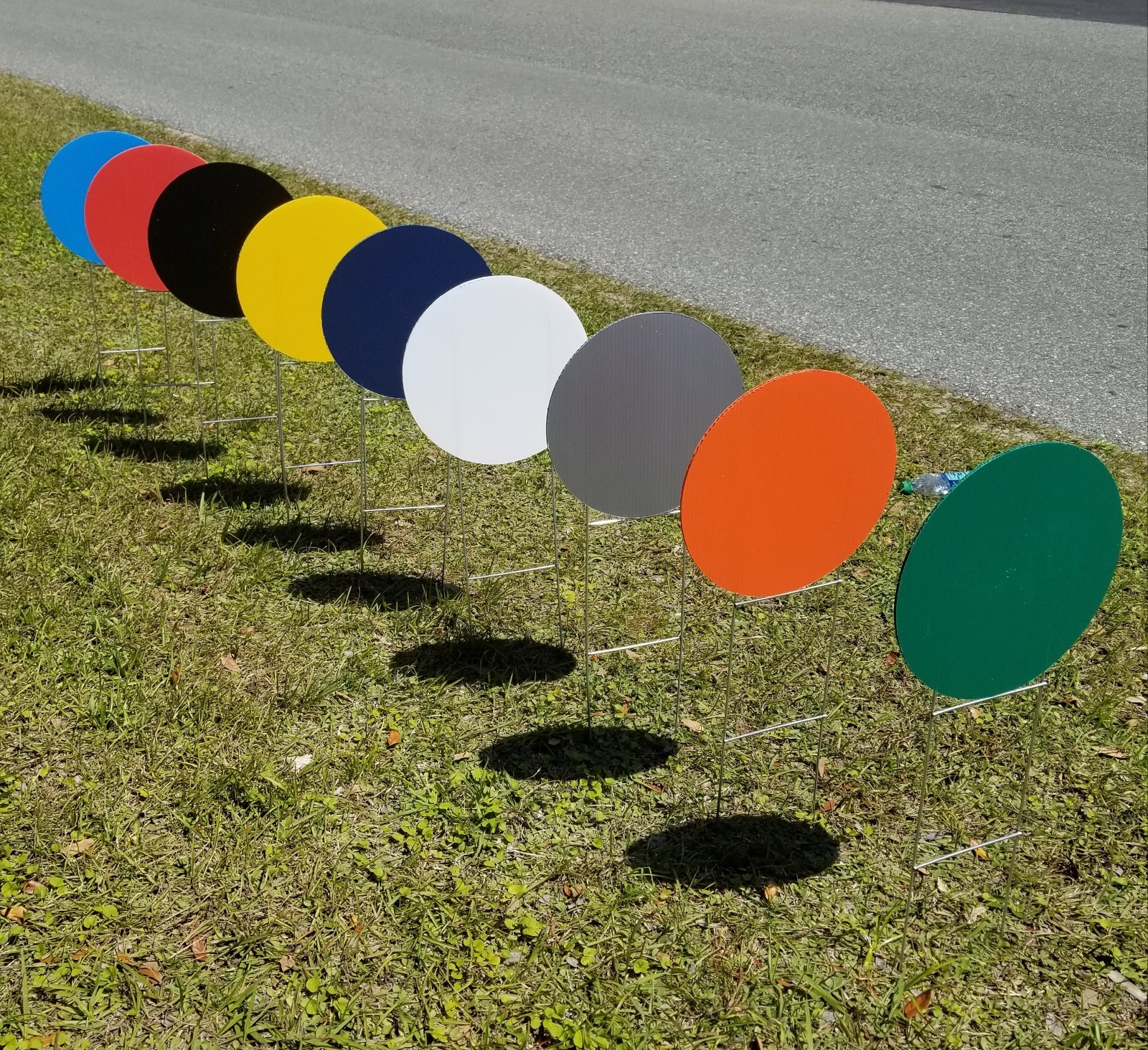 10 Pack WHITE Yard Signs Circles 17.5&Prime; & 10 H-STAKES