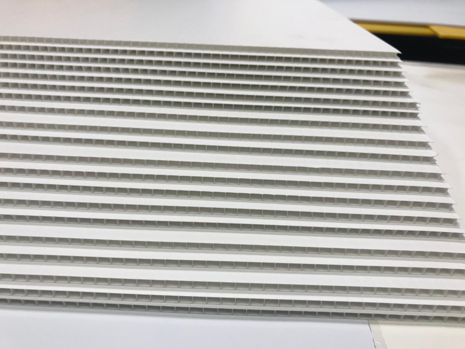 30 Pack White Signs 18&Prime; x 24&Prime; x 4 mm Corrugated Plastic, Write Your Own Messages