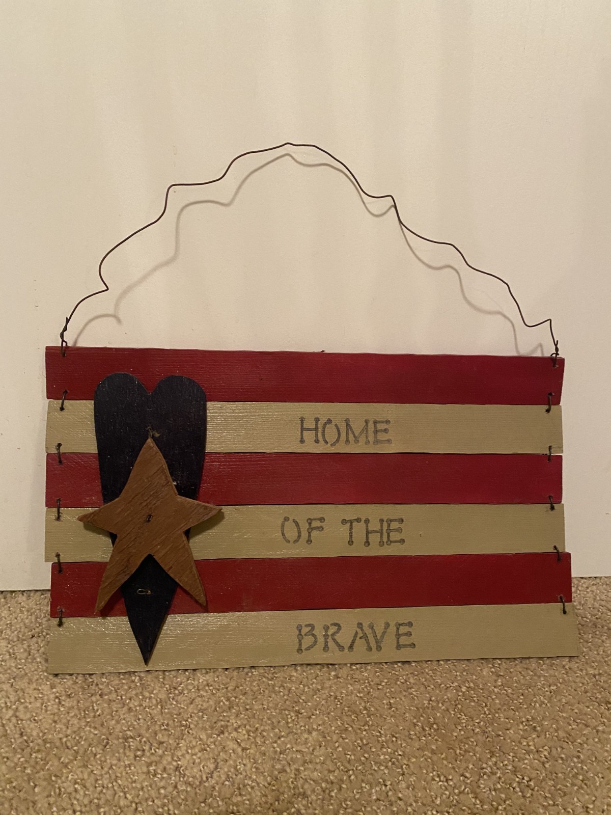 Patriotic Homemade Wooden Sign « Home of the Brave » Multicolor Wire Hanger 15×9