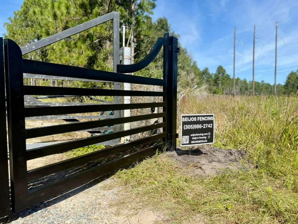 FARM GATES Driveway Entrance Gates available in 14&prime;, 16&prime; 20&prime; and 26&prime; Bi-Swing.