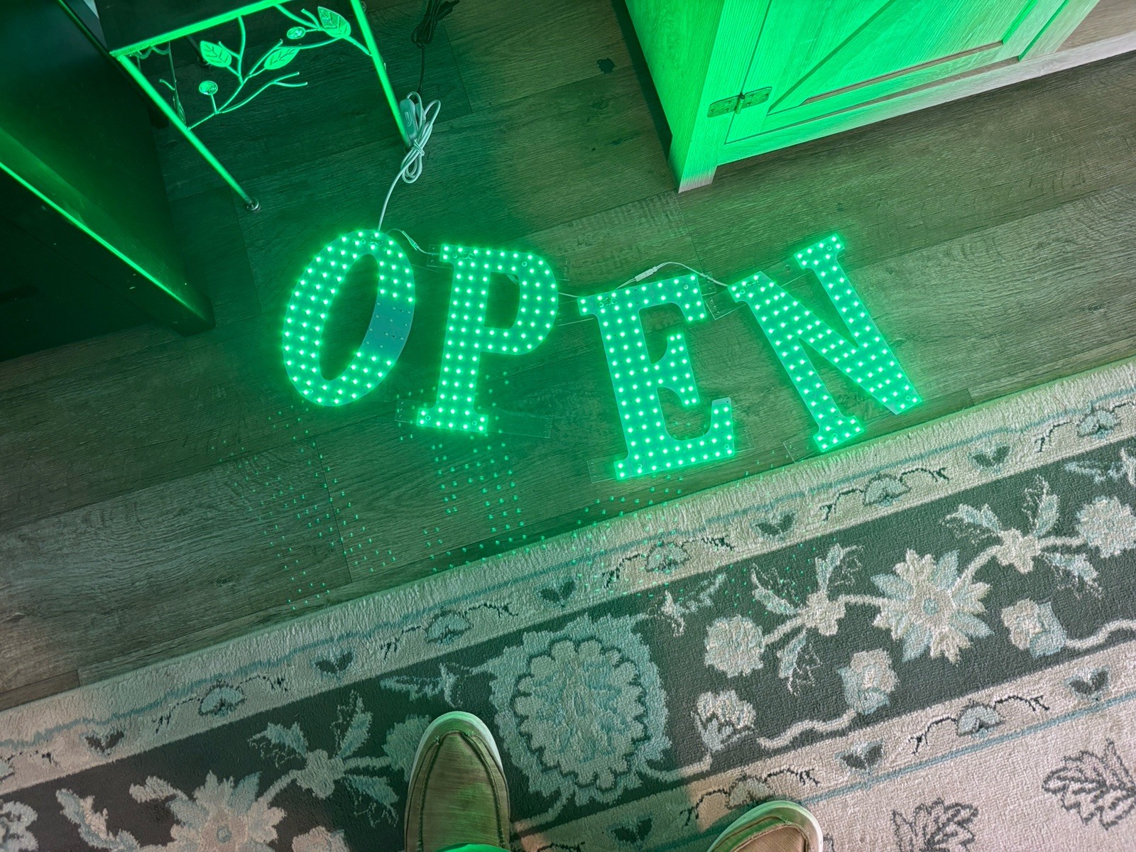 LemonNova Business Image Open in Green letters. SEE PICS: O doen’t fully light