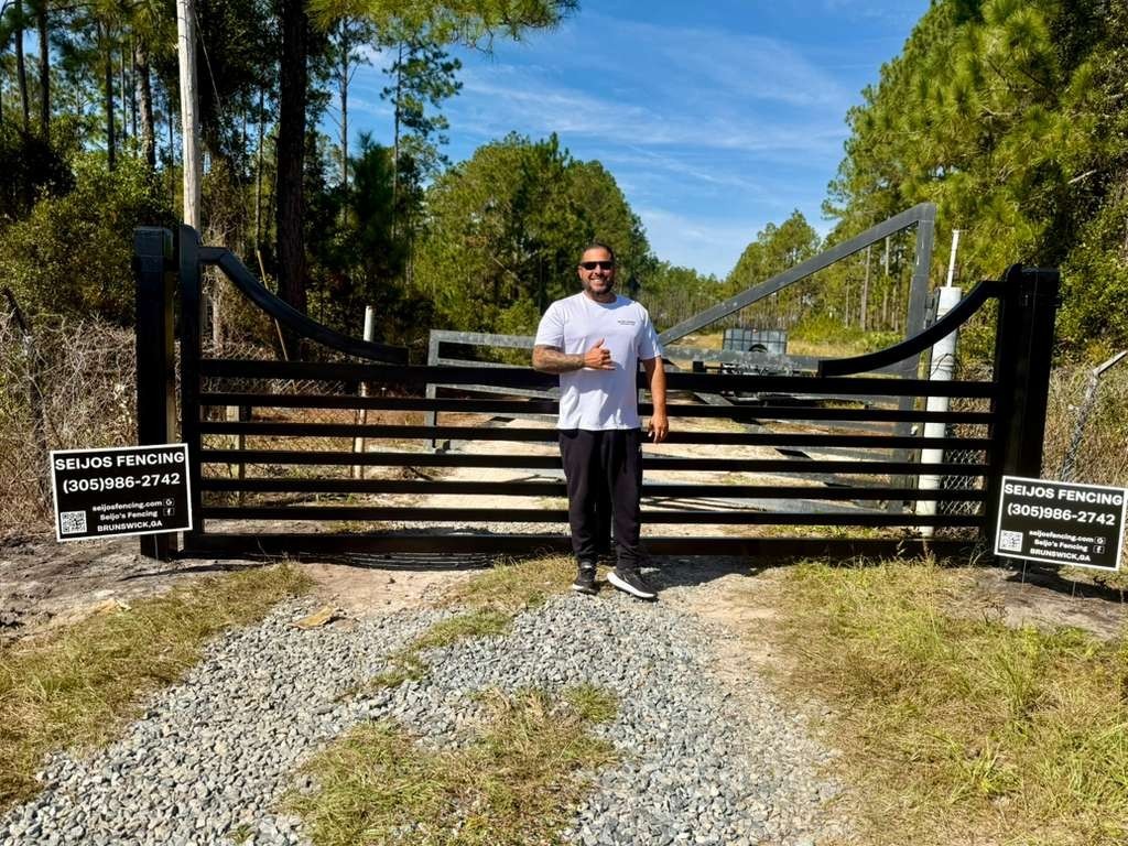 FARM GATES Driveway Entrance Gates available in 14&prime;, 16&prime; 20&prime; and 26&prime; Bi-Swing.