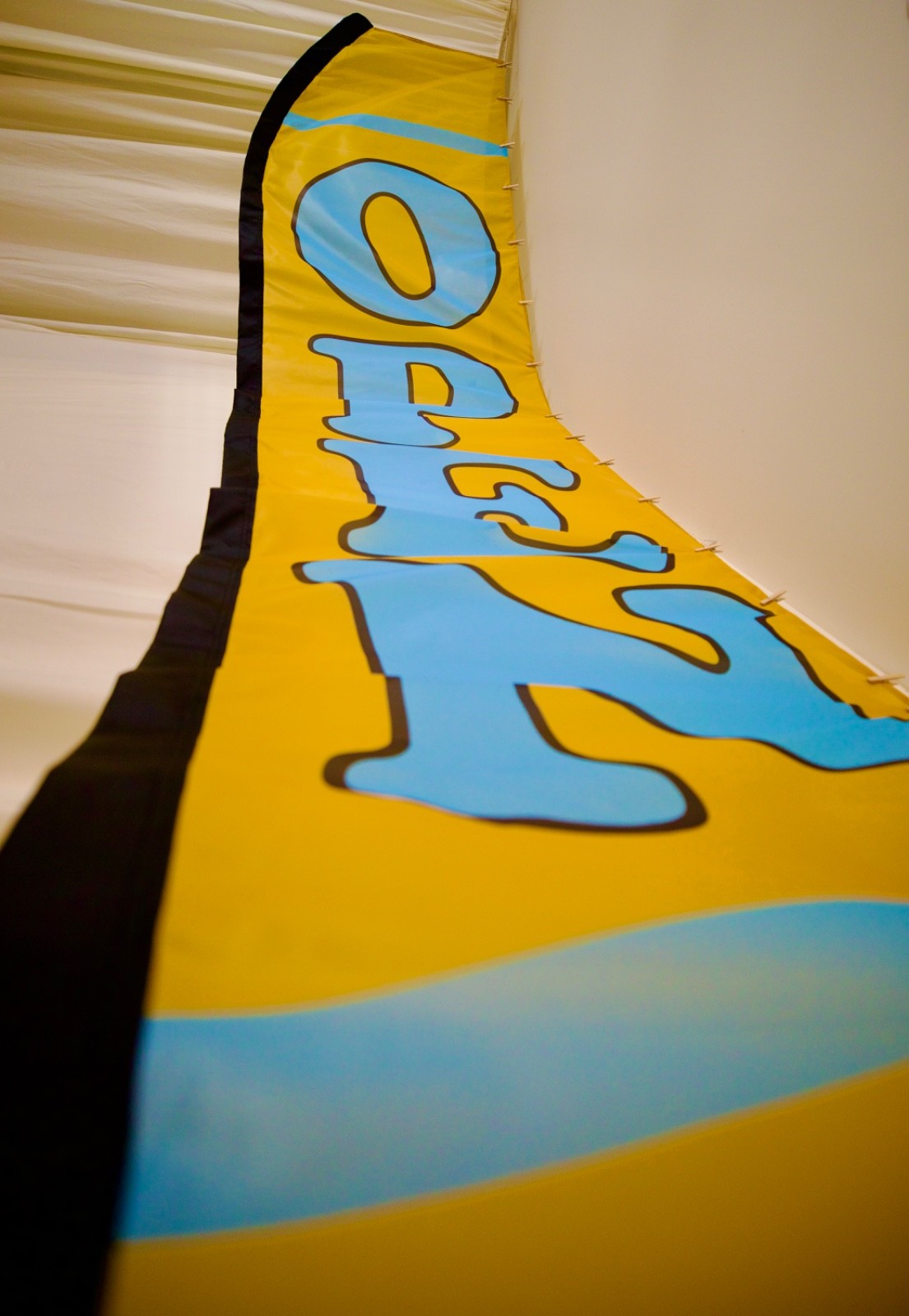 Extra Large Promotional Banner, Convex Bow Flag, Bow outward along the Tap Edge