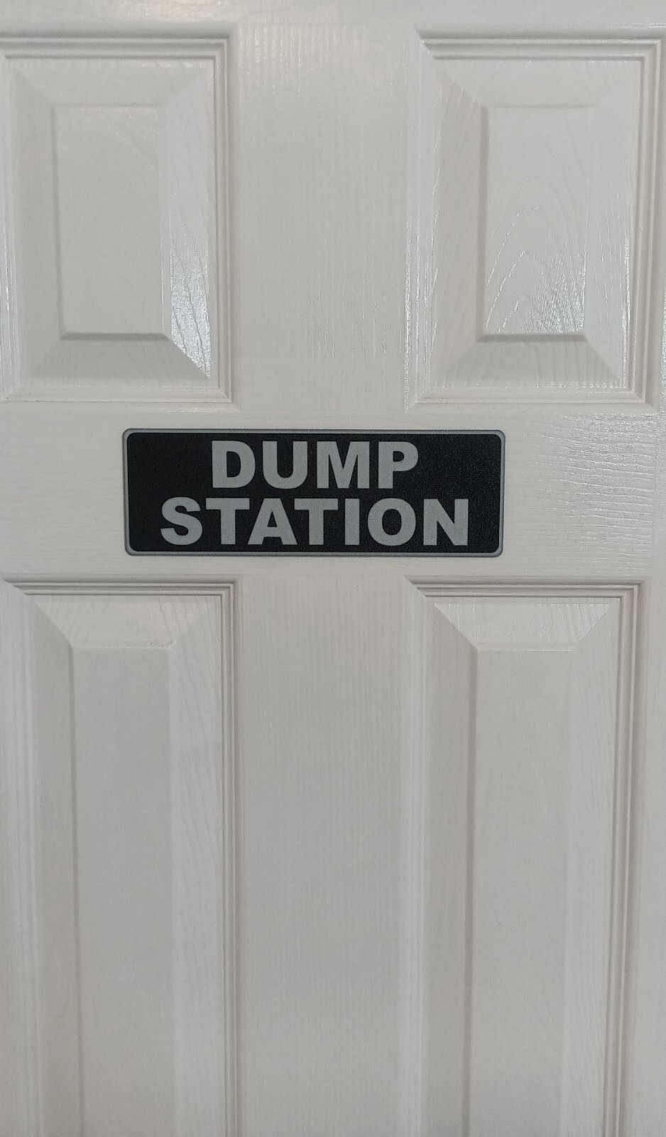 Funny « Dump Station » Restroom Sign 3&Prime; X 9&Prime; Plastic w/Adhesive Strips New