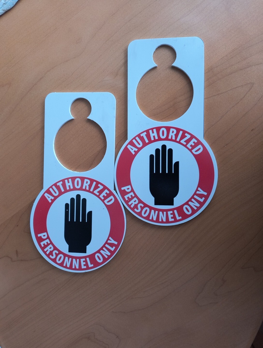 2 « AUTHORIZED PERSONNEL ONLY » Door Knob Sign – White – Red – Black Small