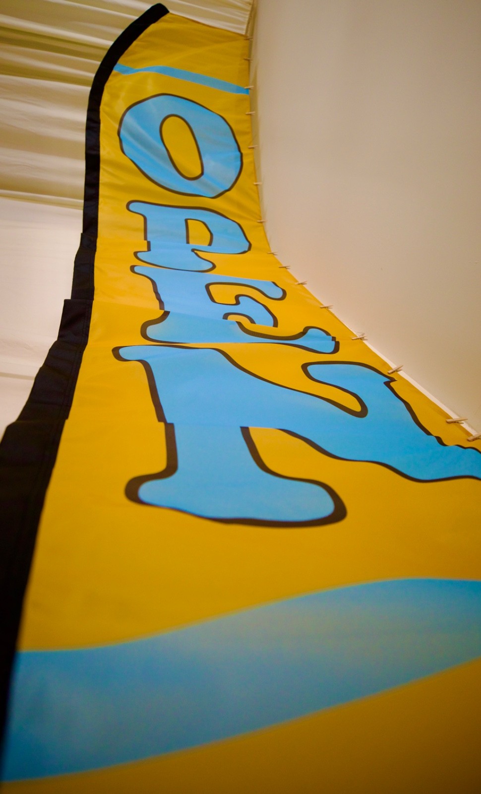 Extra Large Promotional Banner, Convex Bow Flag, Bow outward along the Tap Edge