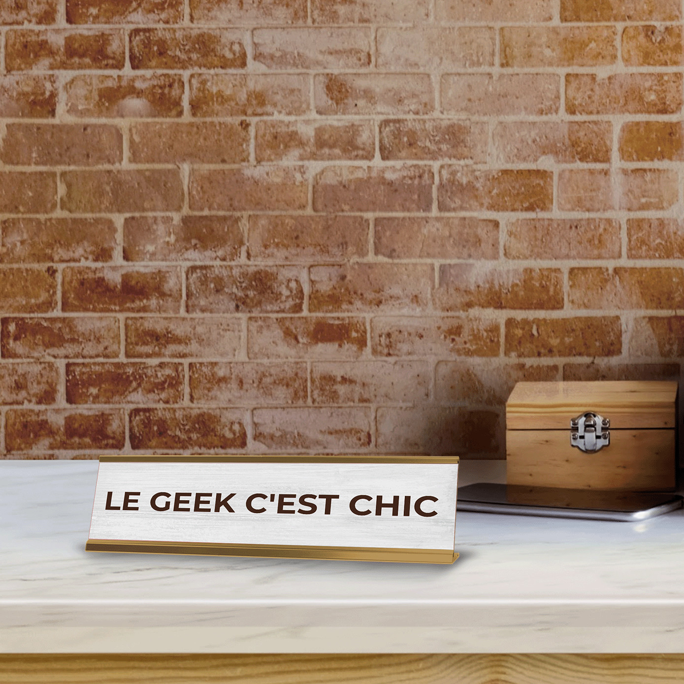 Le Geek C&rsquo;est Chic 2 x 10&Prime; Desk Sign | French Motivational Quote Office Décor