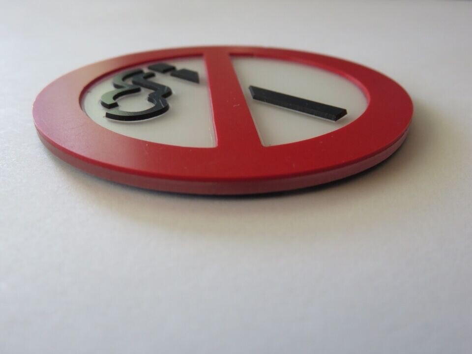 2 1/2&Prime; Diameter 3-D NO SMOKINGPictorial 1/16&Prime;Thick Plastic Sign Adhesive on back