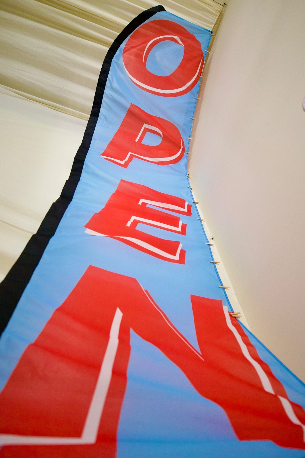 Extra Large Promotional Banner, Convex Bow Flag, Bow outward along the Tap Edge
