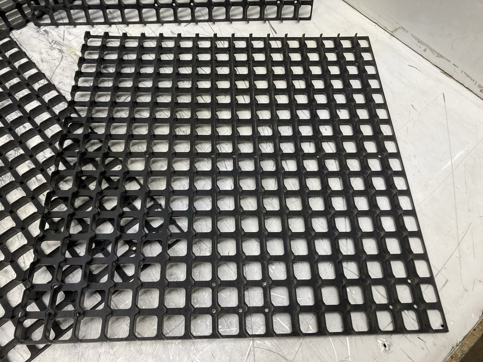 MEGA LED INC OP32-24RG OUTDOOR LED MESSAGE DISPLAY BOARD DIVIDER PLASTICS USED