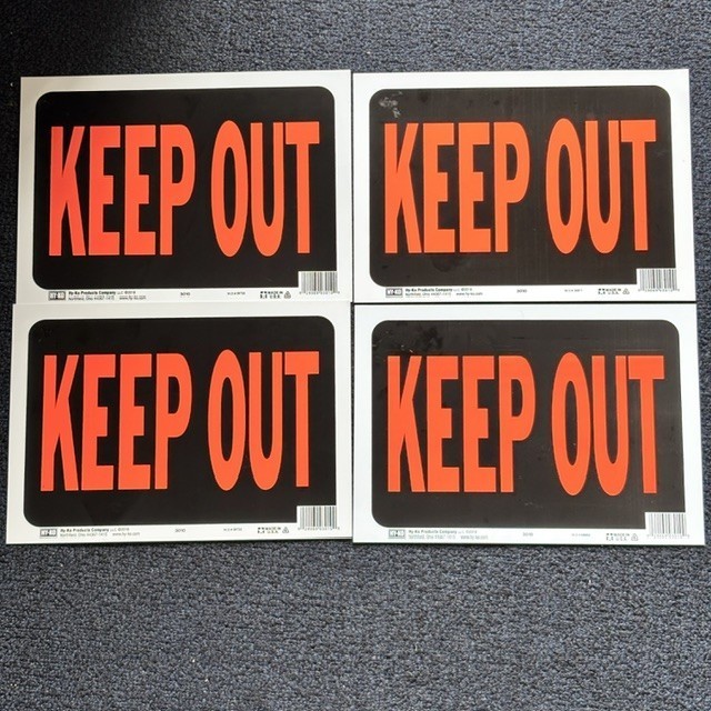 NEW 8.5×11 Plastic « Keep Out » Sign Bold, Weatherproof TOTAL OF 4 IN ORDER