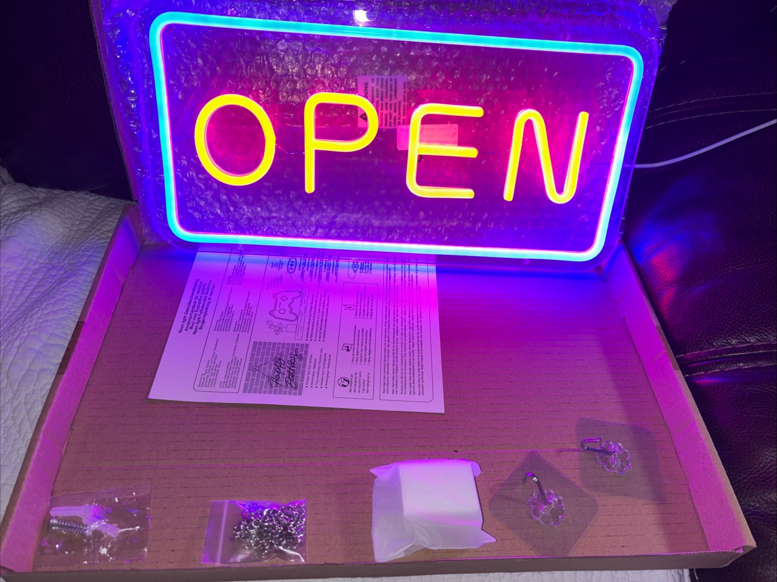 Vibrant « OPEN » LED Neon-Style Sign – Blue And Red Illumination