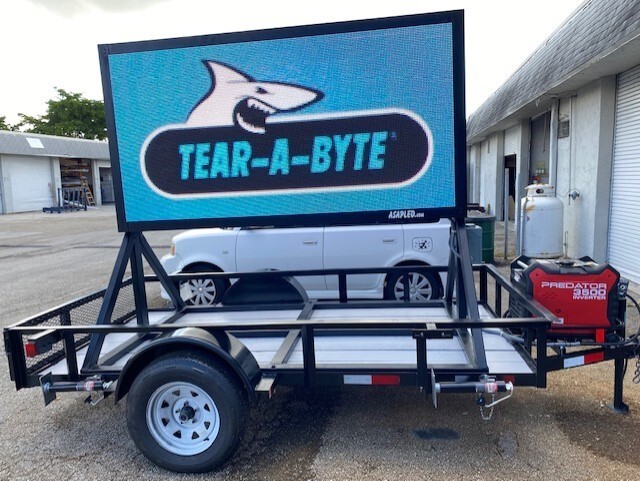 Full Color Programmable LED Sign Board on Trailer – 4&prime; High x 8&prime; Wide – USA Made