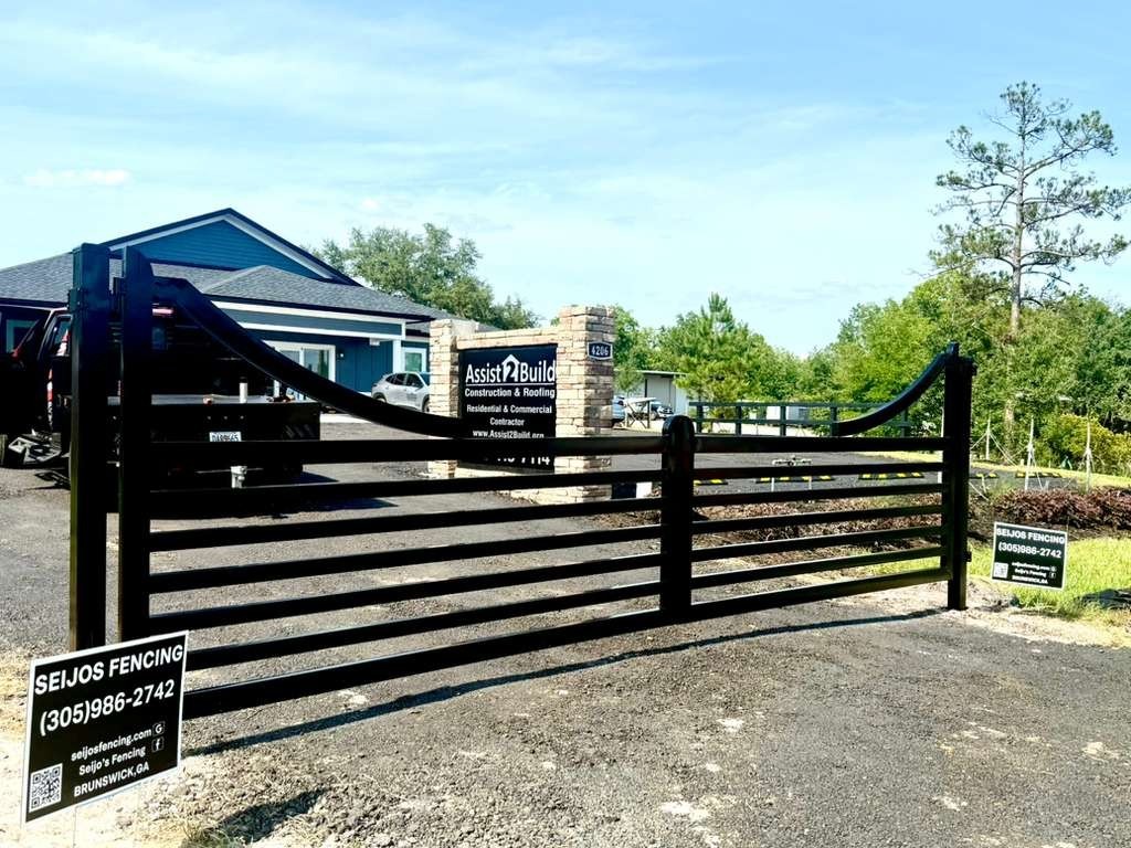 FARM GATES Driveway Entrance Gates available in 14&prime;, 16&prime; 20&prime; and 26&prime; Bi-Swing.