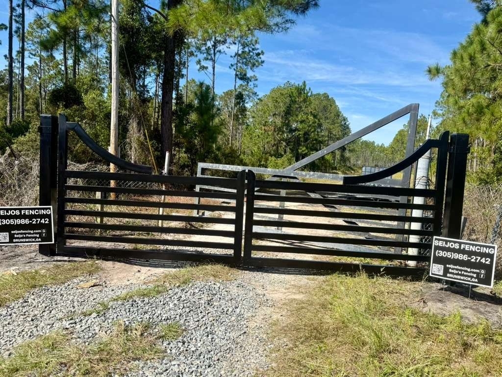 FARM GATES Driveway Entrance Gates available in 14&prime;, 16&prime; 20&prime; and 26&prime; Bi-Swing.