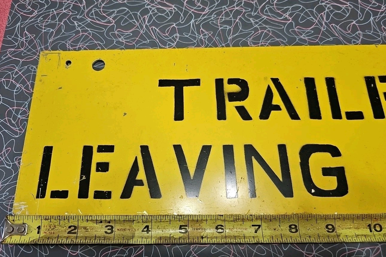 Lot Of 2 Aluminum Signs. « Trailer Leaving Dock » 18&Prime; x 5.5&Prime;