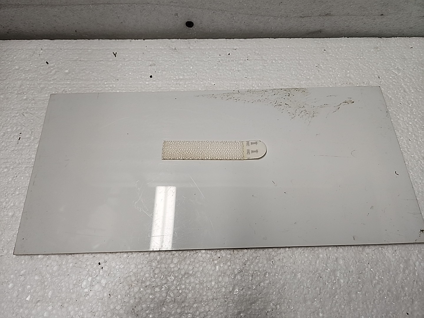 (531) Plastic &lsquo;No Smoking &lsquo; Sign. 6 X 13 Inches