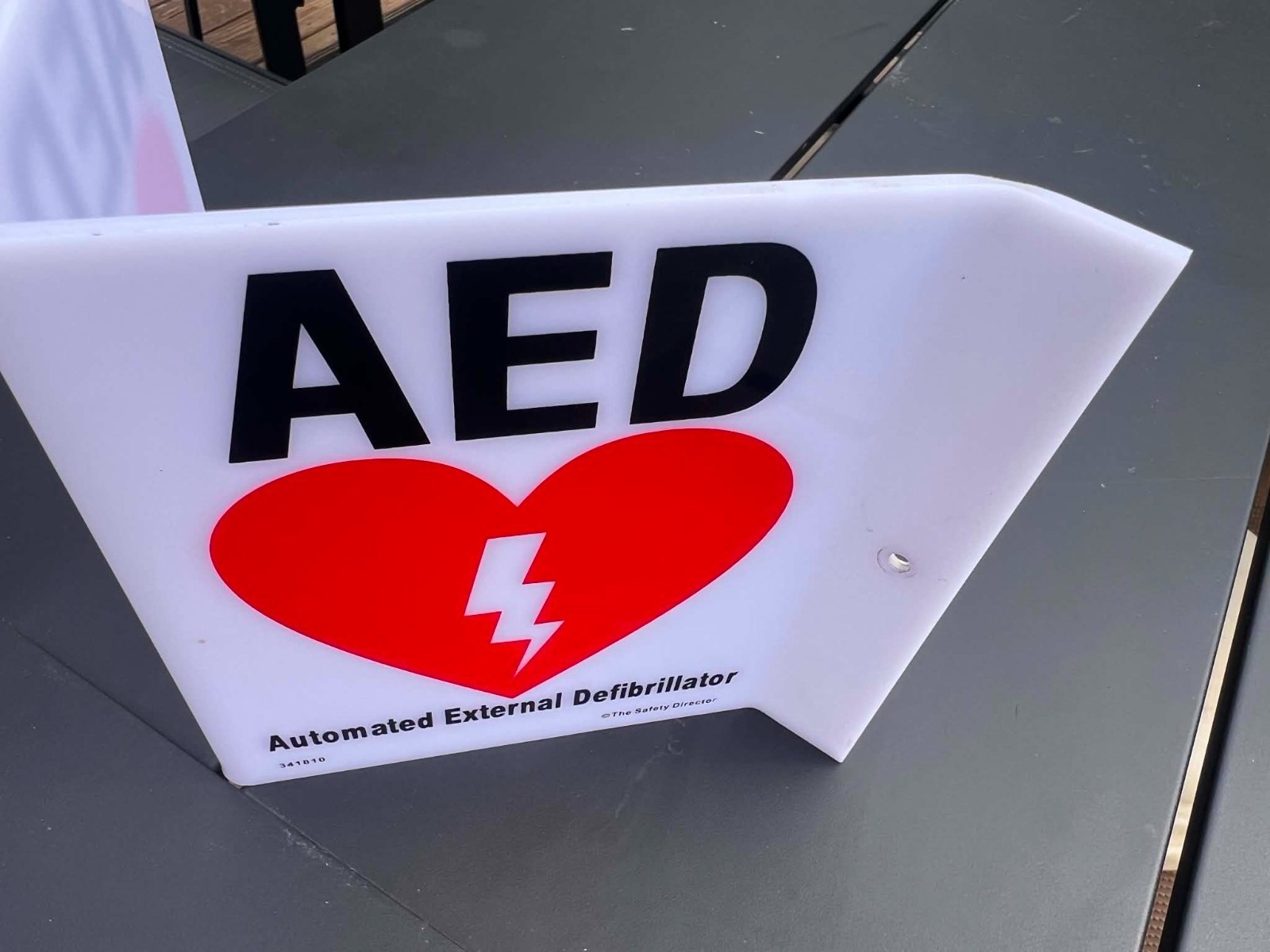 AED V Sign 9x6x4 Inch Acrylic Standard Emergency Black Red On White