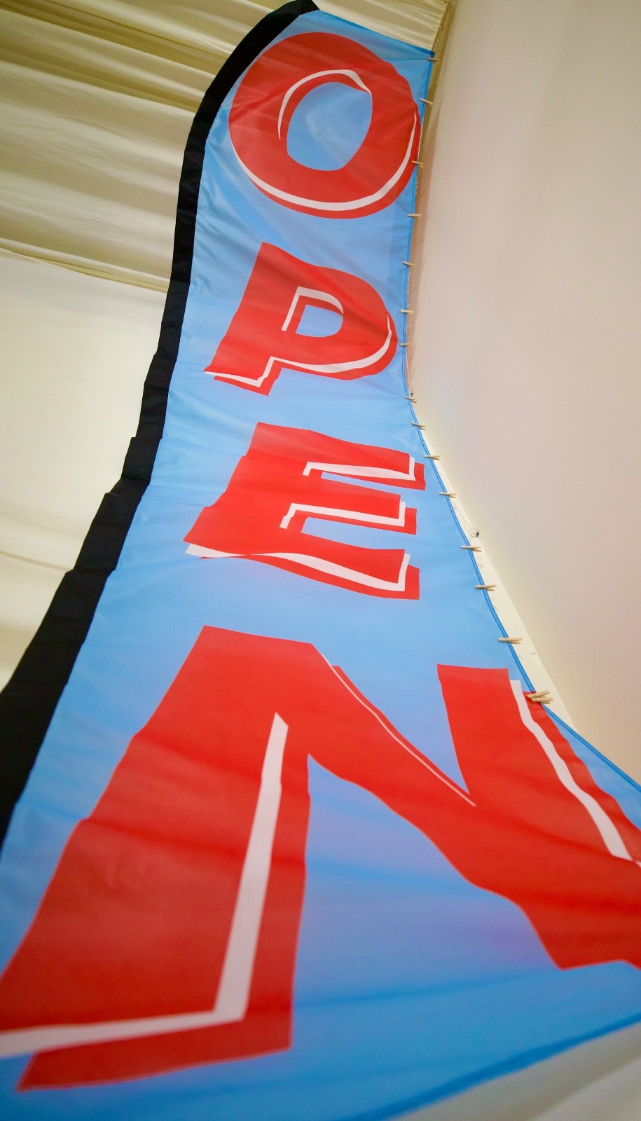 Extra Large Promotional Banner, Convex Bow Flag, Bow outward along the Tap Edge
