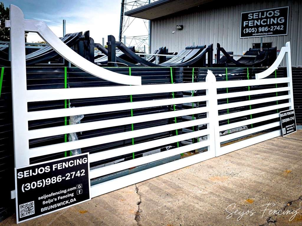 FARM GATES Driveway Entrance Gates available in 14&prime;, 16&prime; 20&prime; and 26&prime; Bi-Swing.
