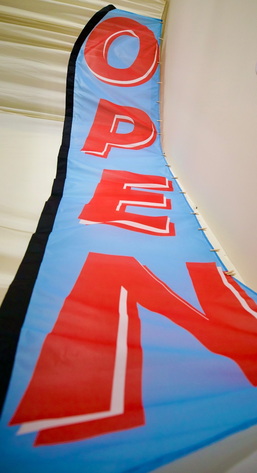 Extra Large Promotional Banner, Convex Bow Flag, Bow outward along the Tap Edge