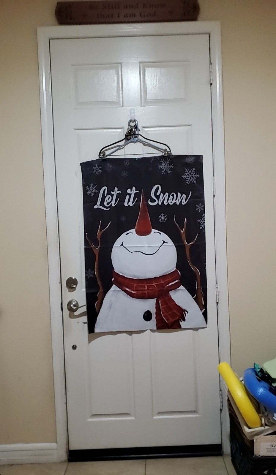 40&Prime;INCHES LONG 28&Prime;INCHES WIDE, LET IT SNOW SAYS THE SNOWMAN CHRISTMAS BANNER.