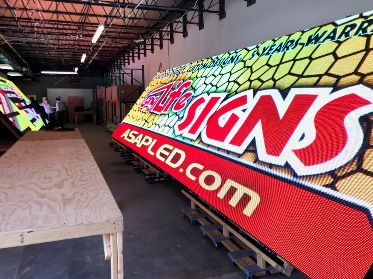 Full Color Programmable LED Sign Board on Trailer – 4&prime; High x 8&prime; Wide – USA Made