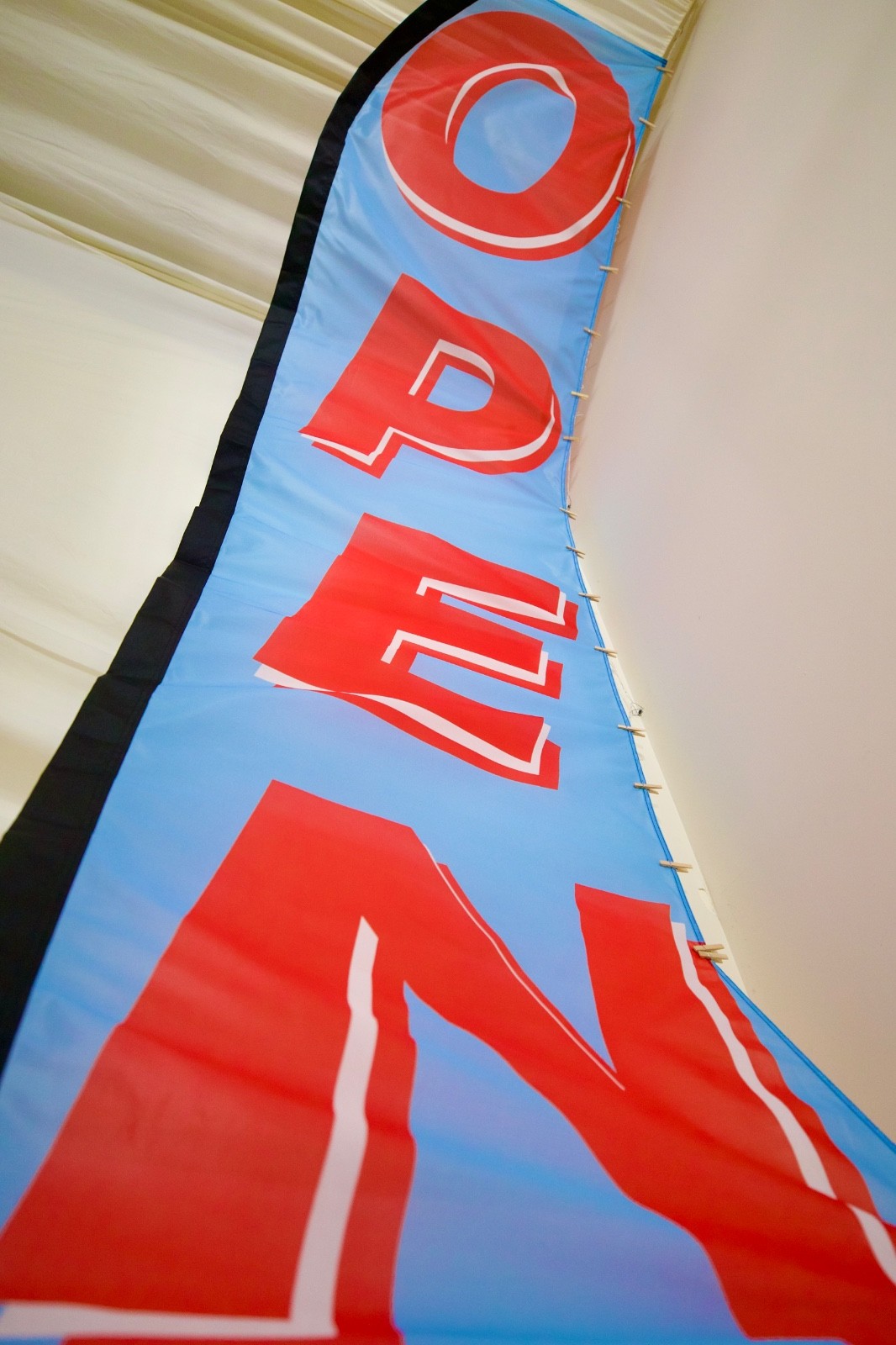 Extra Large Promotional Banner, Convex Bow Flag, Bow outward along the Tap Edge
