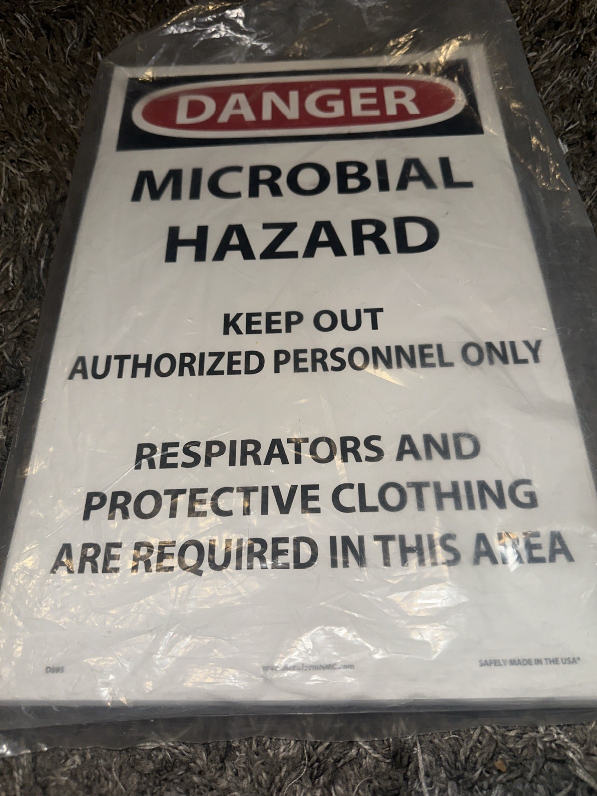 D895 DANGER – MICROBIAL HAZARD Security Sign – [Pack of 100] 17in. x 11in. Paper