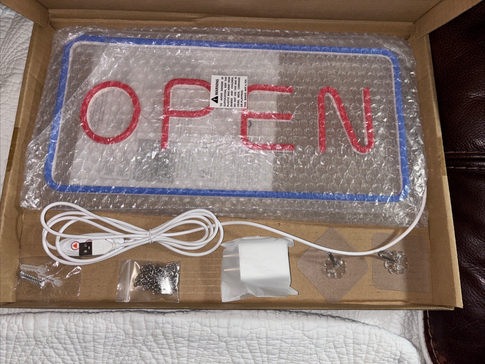 Vibrant « OPEN » LED Neon-Style Sign – Blue And Red Illumination