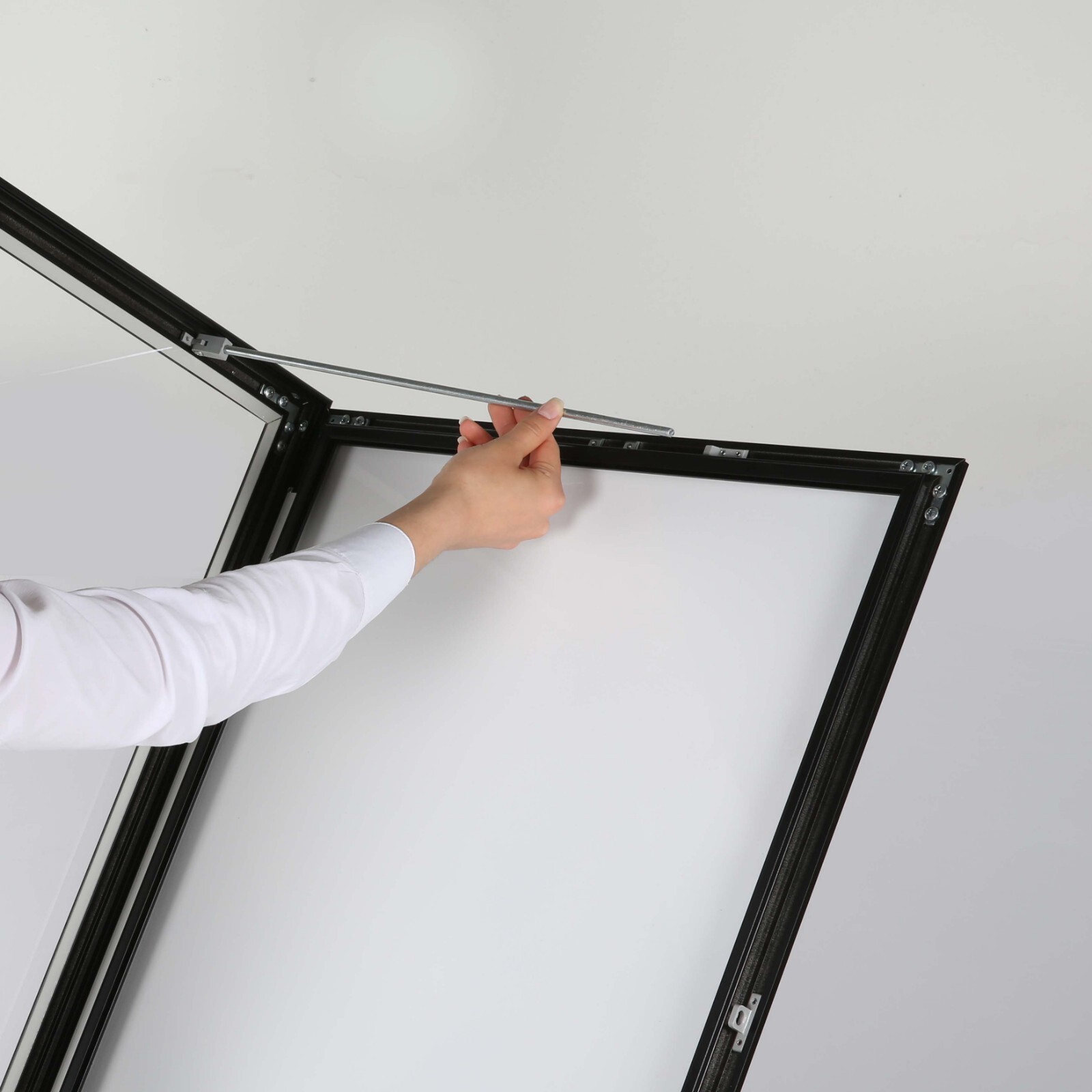 Aluminum Pedestal Poster Showboard 18×24 inch – Lockable Menu Holder Black