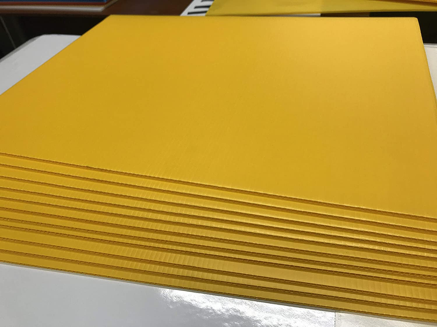 100 YELLOW Signs 24&Prime;x18&Prime; x4 mm corrugated plastic, bundles of 100 pieces