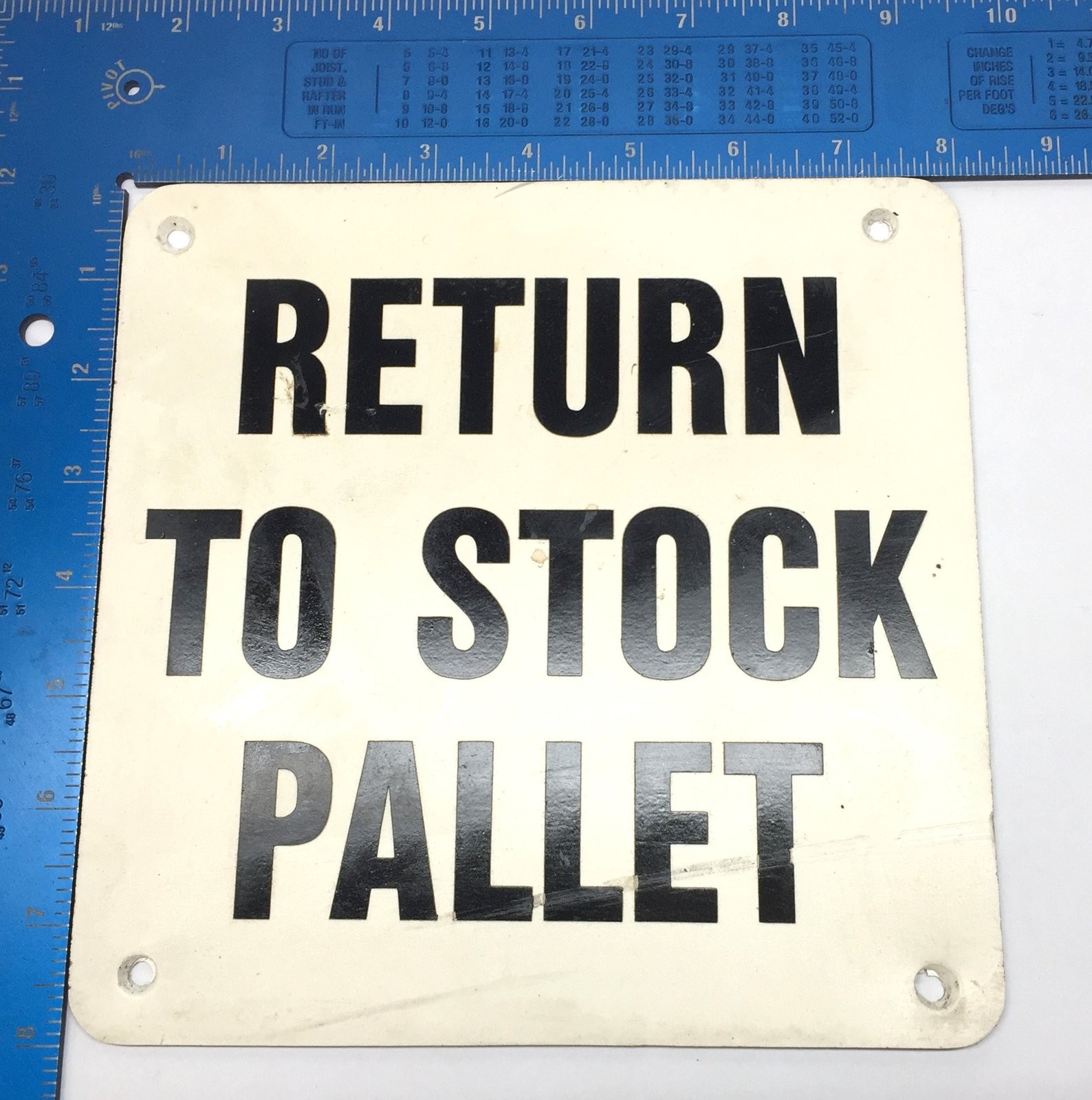Unbranded Plastic 4-Hole Mount 8&Prime; x 8&Prime; Pallet Signage Pack (5pcs) USED
