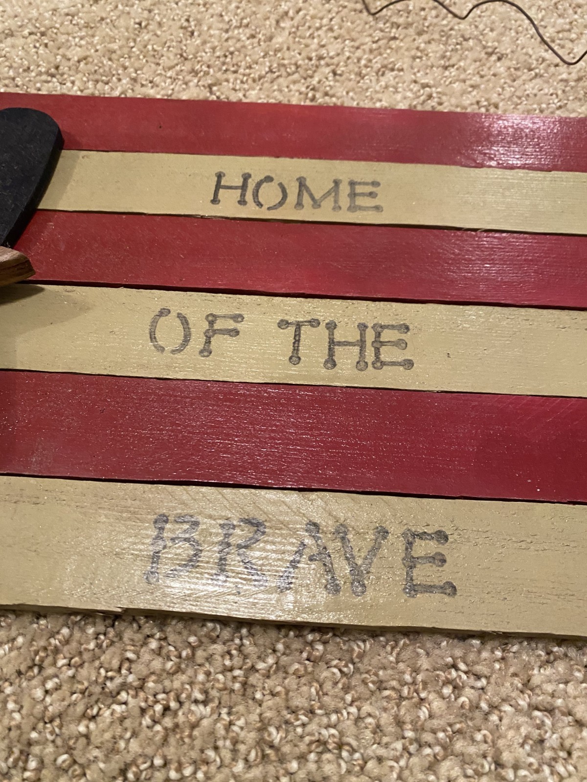 Patriotic Homemade Wooden Sign « Home of the Brave » Multicolor Wire Hanger 15×9