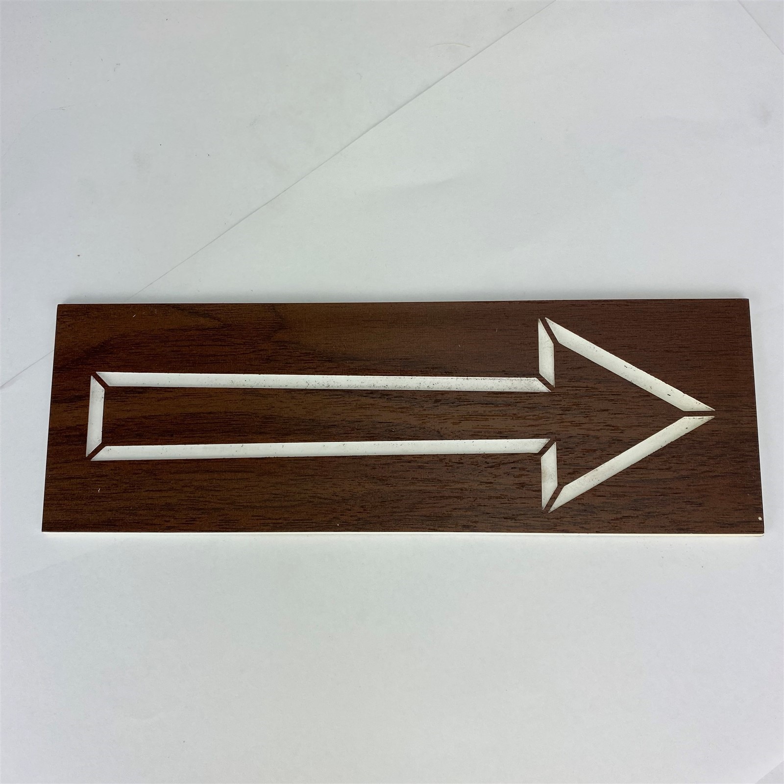 Pointing Arrow Retro Vintage Sign This Way TRAEX 8 1/4&Prime; x 2 3/4&Prime; Brown