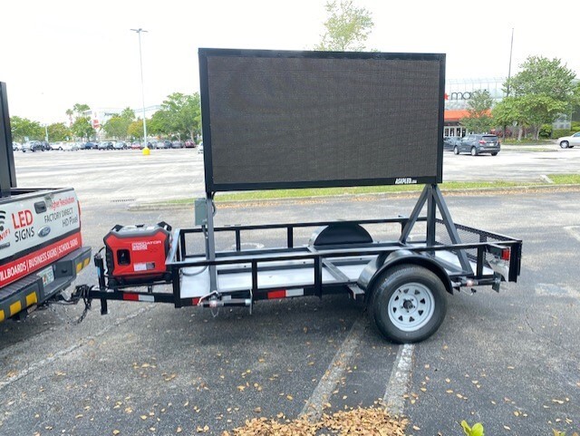Full Color Programmable LED Sign Board on Trailer – 4&prime; High x 8&prime; Wide – USA Made