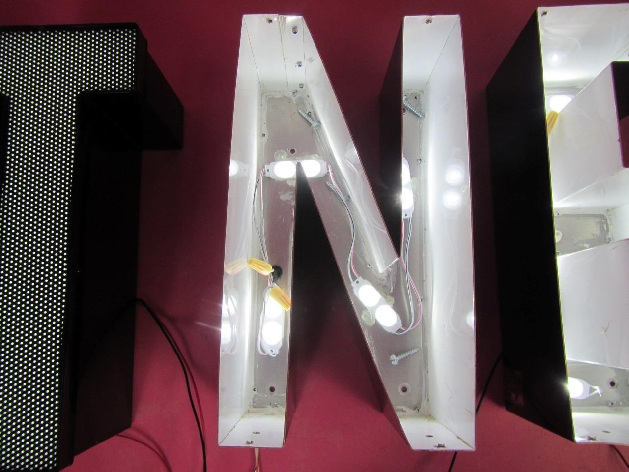 « FITNESS » 12&Prime;x46&Prime; Front Lit Channel Letter Sign 12V White LED Mesh Acrylic Front