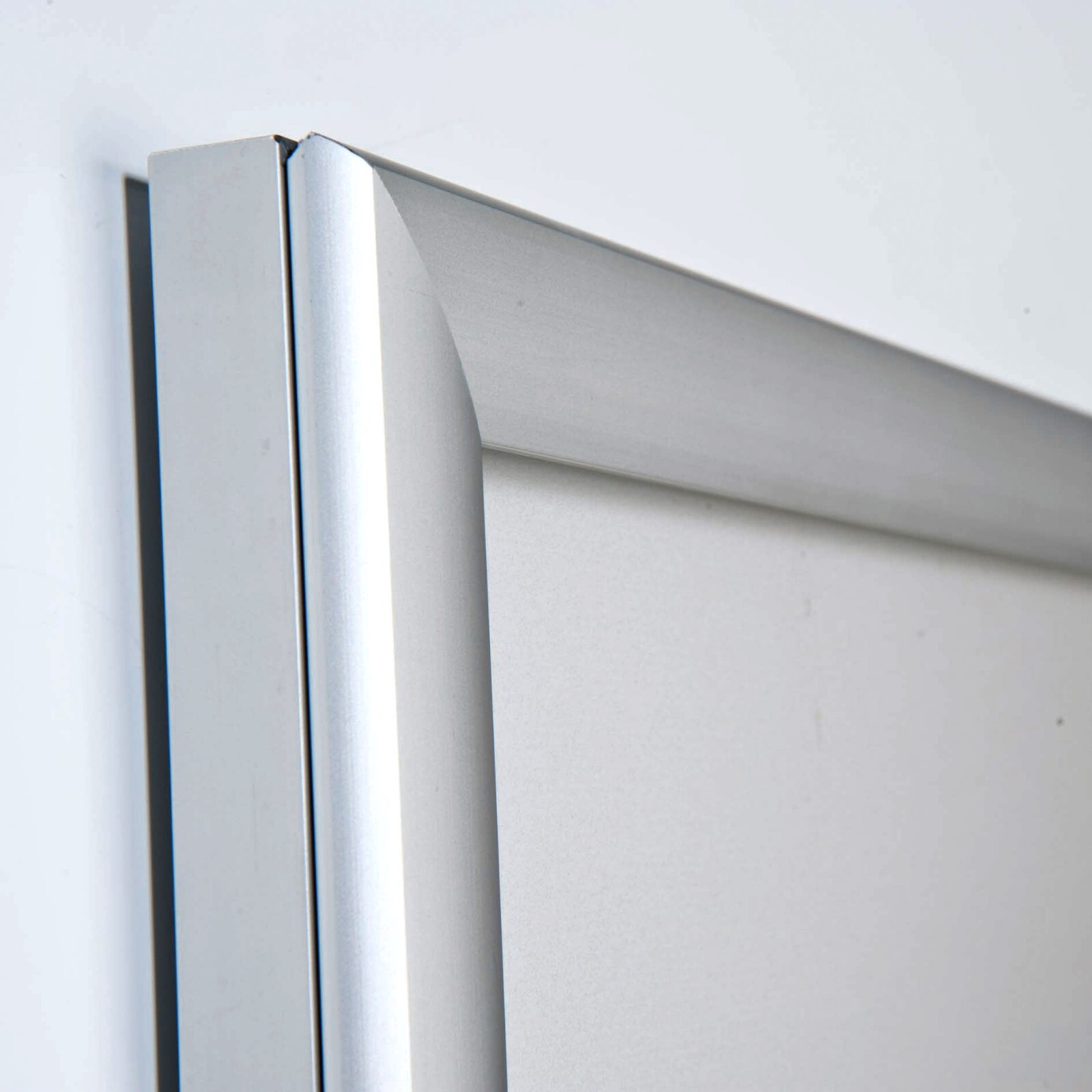 Lockable Weatherproof Snap Frame Smart Ledbox 1.38&Prime; Aluminum Profile Silver