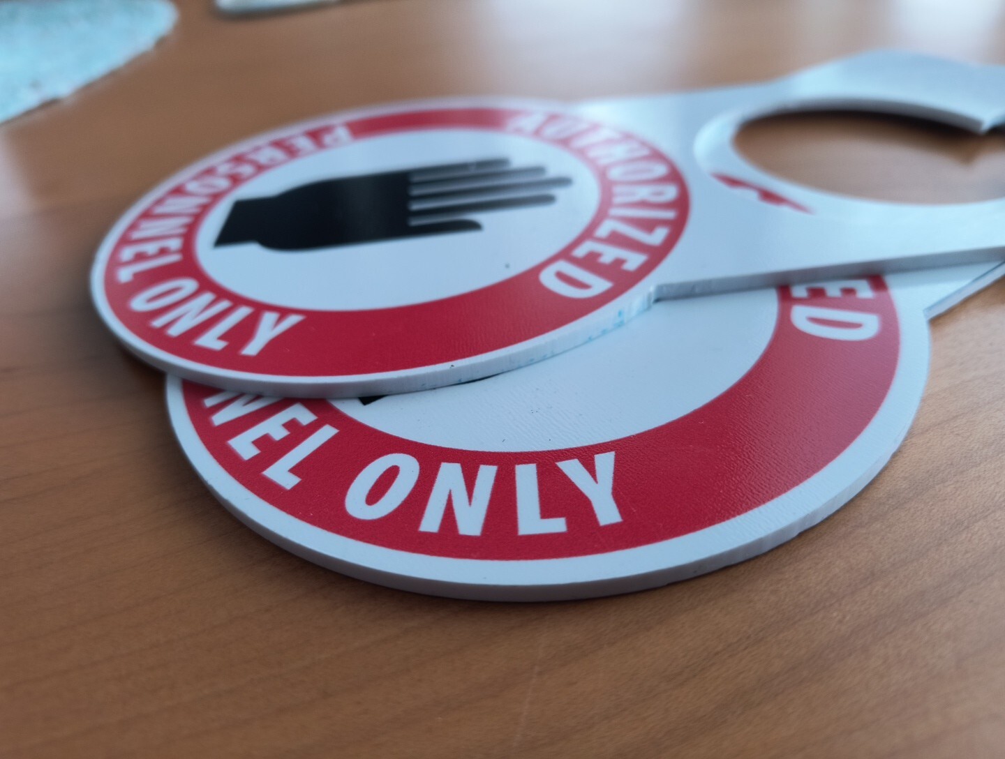 2 « AUTHORIZED PERSONNEL ONLY » Door Knob Sign – White – Red – Black Small