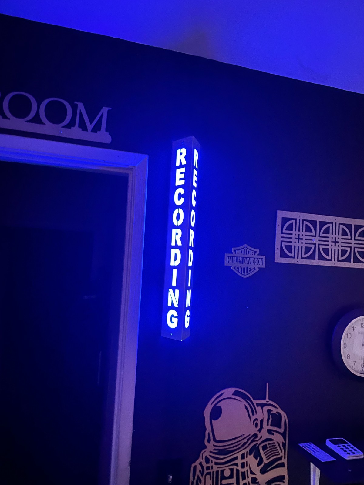Lighted Sign « RECORDING » 24 inch Aluminum 120V. Remote & Bluetooth