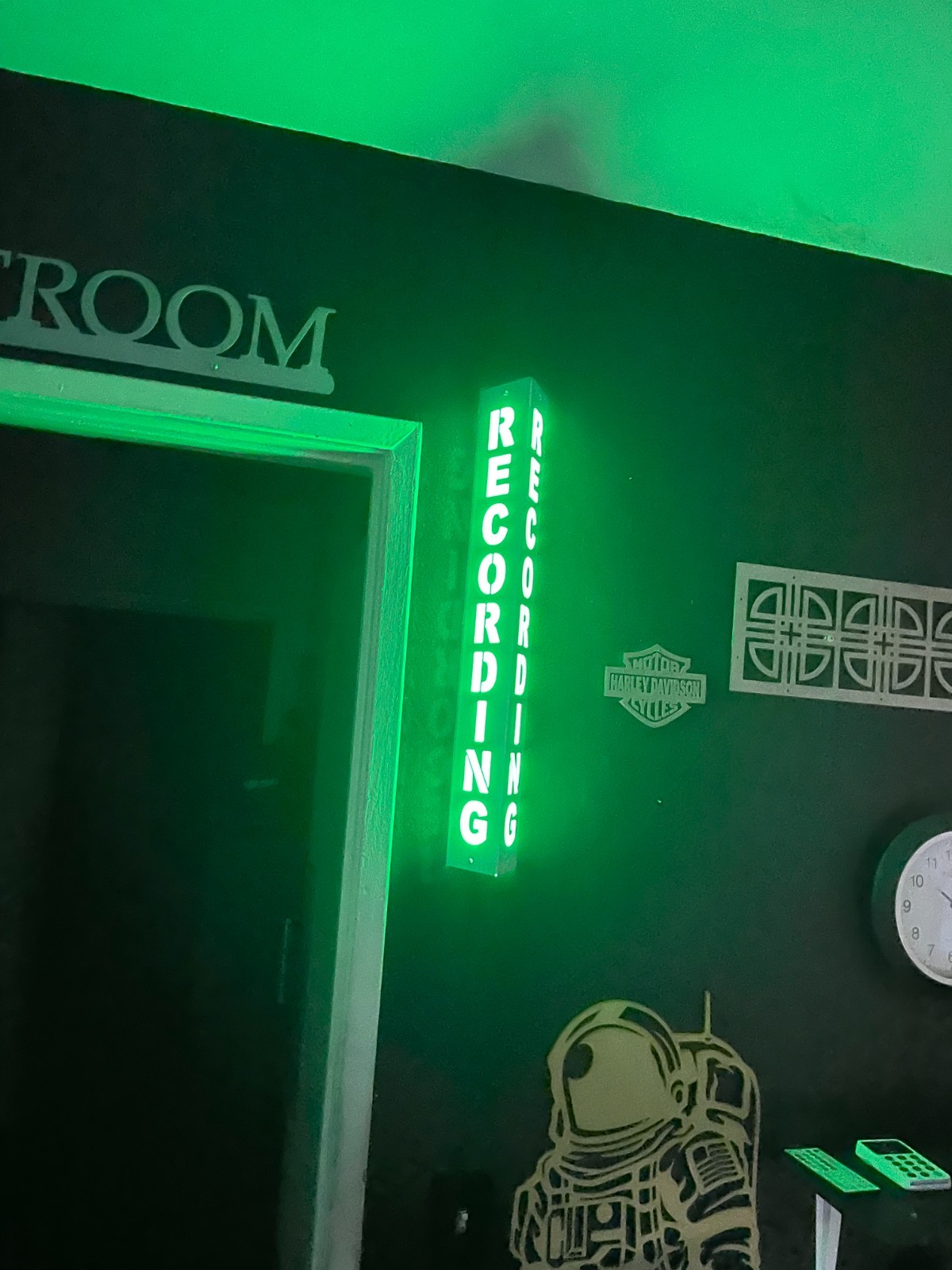 Lighted Sign « RECORDING » 24 inch Aluminum 120V. Remote & Bluetooth