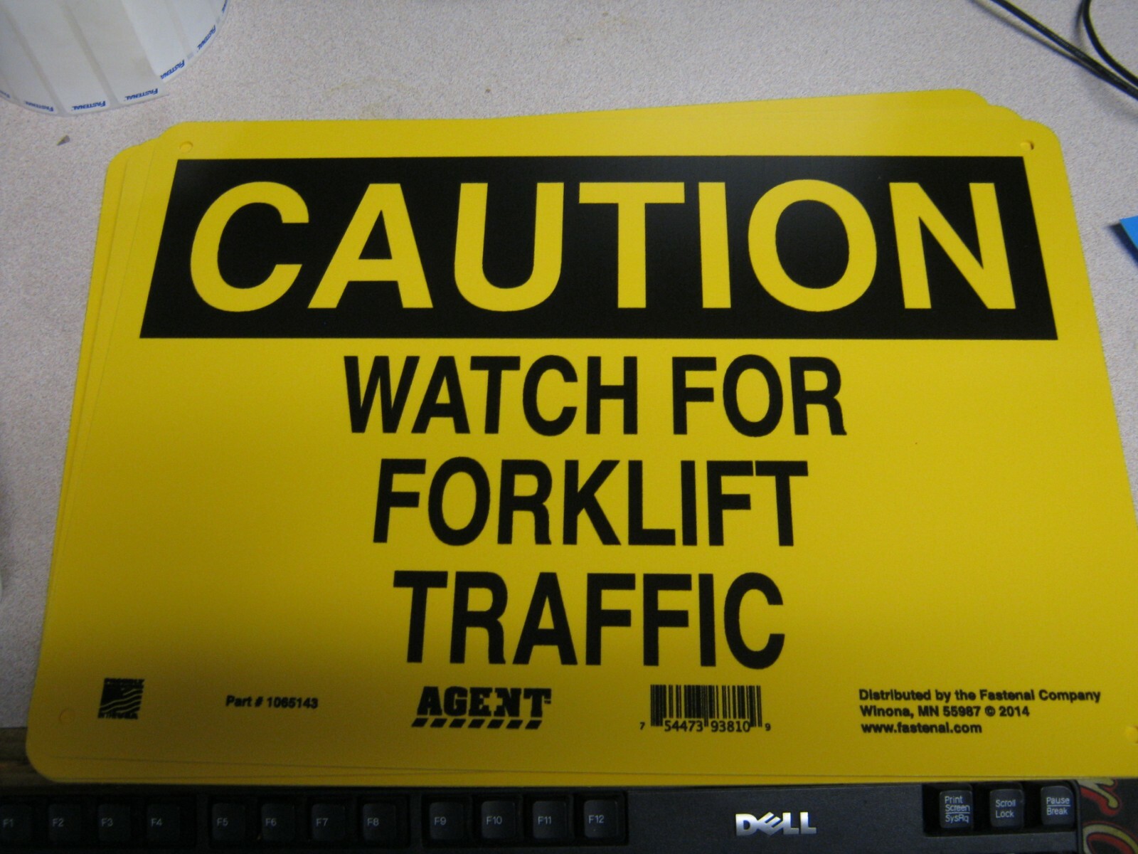 10&Prime;x14&Prime; Black on Yellow Plastic CAUTION Watch For Forklift Traffic Agent® Safety