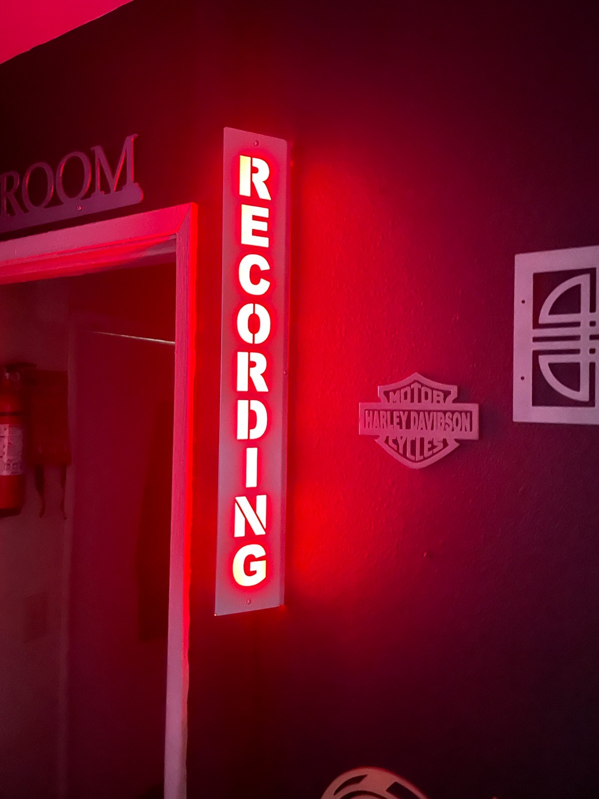 Lighted Sign « RECORDING » 24 inch Aluminum 120V. Remote & Bluetooth