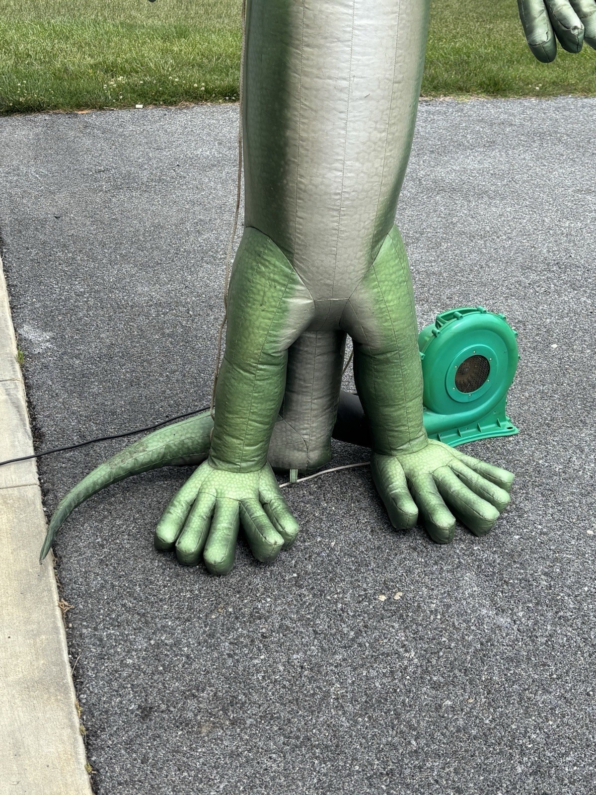 Inflatable Geico Gecko Advertising Approx 8 Feet Tall With Blower