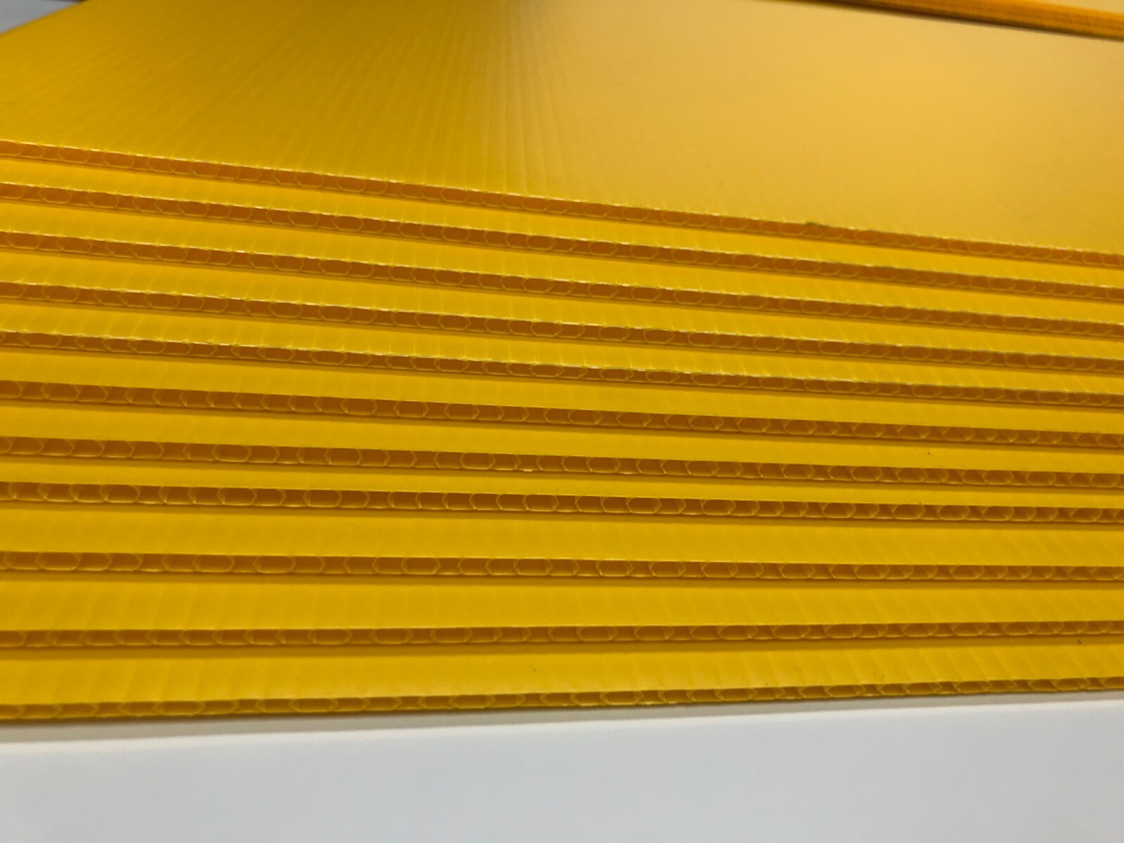 10 Blank Signs YELLOW 18&Prime; x 24&Prime; x 4 mm corrugated plastic, bundles of 10 pieces