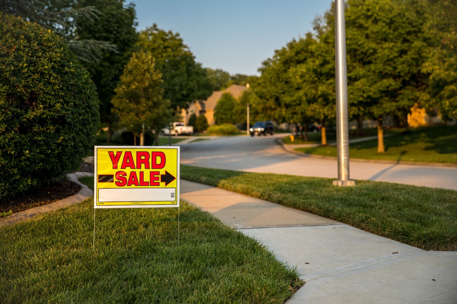 Yard Sale Sign W/ Stake, 22&Prime; x 32&Prime; Fully Assembled with Metal Stake, 10 pack