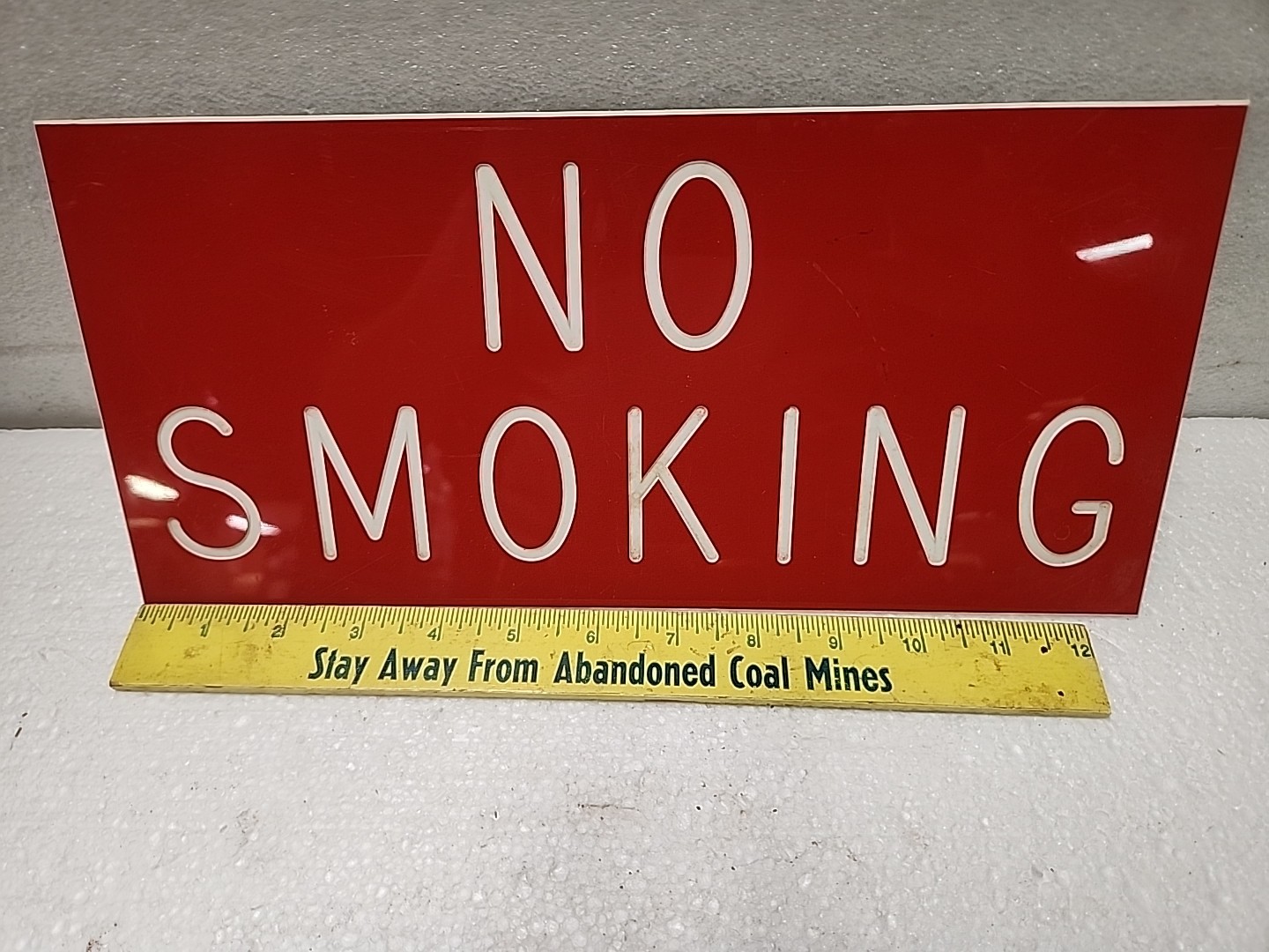 (531) Plastic &lsquo;No Smoking &lsquo; Sign. 6 X 13 Inches