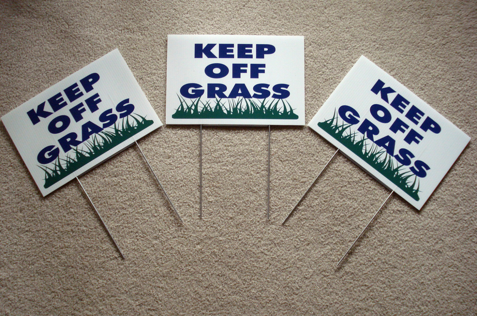3 KEEP OFF GRASS 8&Prime;X12&Prime; Plastic Coroplast Signs with Stakes NEW